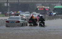河南南阳遭遇特大暴雨,多部门联合应对自然灾害