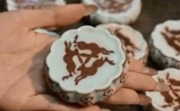 公司中秋福利大不同!老板亲手制作陶瓷月饼,创意满满获好评