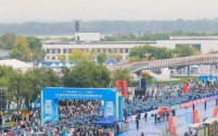 2024衡水湖马拉松赛盛大开跑:2万名运动员共赴环湖赛道盛宴