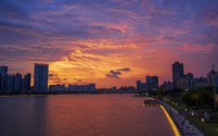 合肥夜空绽放梦幻霞光，市民争相观赏自然奇观