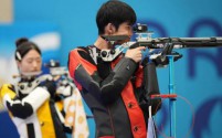 中国代表团闪耀奥运赛场,黄雨婷盛李豪勇夺首金