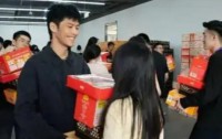三只羊公司中秋佳节温情献礼，全员共享美诚月饼团圆情