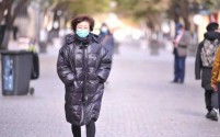罕见寒潮侵袭!三伏天黑龙江民众竟穿上羽绒服御寒