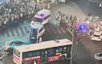 长沙网约车失控闯红灯致8人受伤,肇事司机已被控制