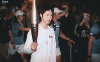 王一博捡国旗瞬间引爆网络:爱国行动展现新青年风采,获赞无数!