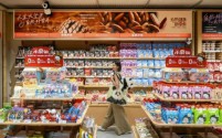 零食巨头陷困境：降价难挽销量，利润暴跌87%，大股东套现撤离