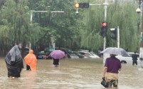 烟台蓬莱遭遇强降雨，道路积水严重影响出行