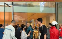 iPhone 16盛大发售，苹果店暴雨中迎接狂热果粉长龙