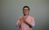 周星驰“御用”配音大师石班瑜离世，享年66岁，华语喜剧界痛失瑰宝