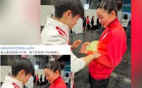 孙颖莎用PIN哄张本美和,赛场温馨一幕展现友谊之光